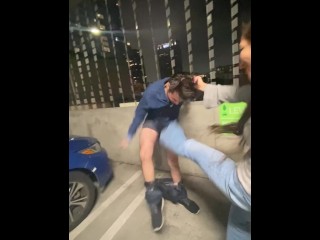 Openbare LA Garage BallBusting Kicking Na Drukke Hockey Wedstrijd