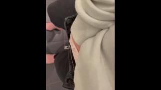 Возбужденные во время рождественских покупок должны были быстро и тихо зайти в общественный туалет.