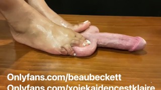 Barefoot Ballstomping kneden ballen zoals deeg met tenen! Femdom XoieKaidence en Beau Beckett