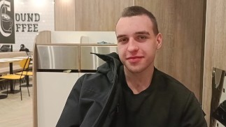 Szarpanie się w McDonaldzie w oczekiwaniu na posiłek