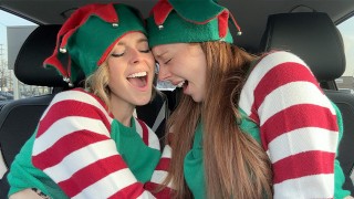 Nadia Foxx e Serenity Cox nei panni di elfi arrapati che sborrano in drive thru con vibratori telecomandati / 4K
