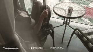 彼女が隣の建設労働者をからかっている間に捕まった-EllaExhib