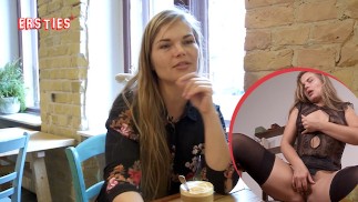 Ersties: Ragazza avventurosa strofina la sua figa bagnata