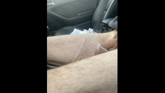 Me detuve para orinar en una taza en mi coche tímida vejiga gimiendo alivio atrapado