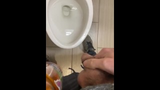 Hardlopen in het openbaar en een plas nemen in openbaar toilet verlegen blaas wanhopige bevochtigende kronkel