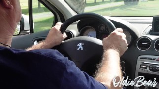 Mi amigo gay graba mis antebrazos peludos y grandes manos al volante mientras conduzco a un club sexual