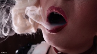 Rauchen Fetisch: Solo sexy Video von heißer blonder frecher MILF Arya Grander glaminatrix Nahaufnahme rote Lippen
