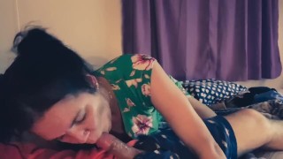 （公鸡崇拜 #3）热情的口交。她吮吸爸爸，让她的嘴被操，充满了精液