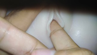 無邪気な彼女のタイトなセックス人形を自慰行為