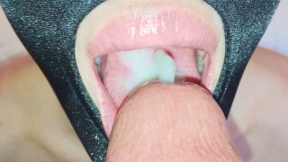 Emily Hein da mamada y traga semen caliente de cerca - POV ASMR