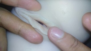 Sie mag es, ihre Muschi im Badezimmer zu masturbieren, während niemand sieht - Sexpuppe
