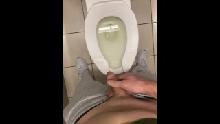 Krähen, öffentliche Toilette, die verzweifelt pissen wollte, machte ein Chaos, pinkelte auf den Sitz und in den Boden, fühlte sich so gut an, zu stöhnen!