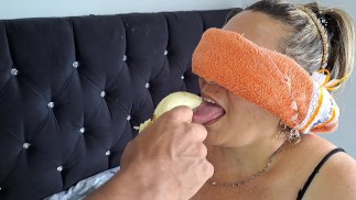 Mi hijastro caliente juega conmigo y me hace chupar su polla