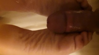 Nahaufnahme von Footjob mit riesigem Schwanz und Reihenfüßen. kein Sperma