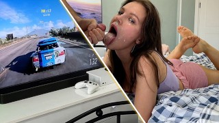 彼女はちょうどxboxをプレイしていて、突然深いずさんな喉の性交を得ました