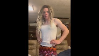 Maminsynek crossdresser w mini spódniczce