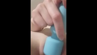 Seksowna blondynka 18-latka bawi się swoją cipką i tryska część 2