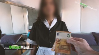 Muž nabízí své služce peníze za sex s touto nádhernou 18letou Latinou ( CREAMPIE )