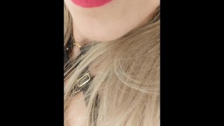 Mund Zungenfetisch während der Masturbation.  Lady Blonde in sexy Harness und Lippenstift