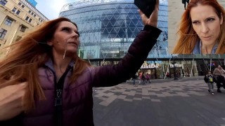 Симпатичная девушка кончаетПрогулка по многолюдному центру города, затем ест сперму с шоколадом (сортировать)