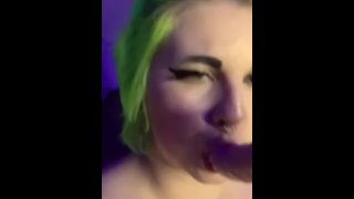 Busty chica alternativa chupa una máquina de follar