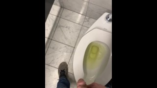 病院の力でほとんど濡れて歩いて、ちょうど間に合ったいたずらな小便を看護師に捕まえてもらいたい
