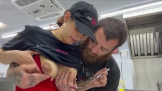 У дамы из фудтрака с сиськами, наполненными молоком, есть специальное меню