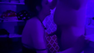 ふしだらな女はバスルームで彼女の膝の上にディックこれを吸います