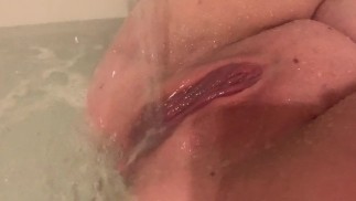 Mich vom Duschkopf mit einem schönen Orgasmus 😈 verwöhnen lassen