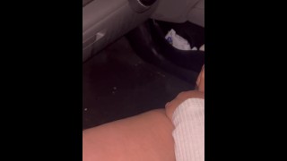 森の中で夜遅くに私の車でおしっこ