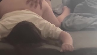 Latina se fait prendre par derrière dans un miroir
