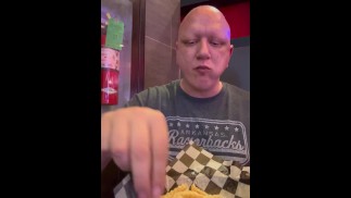 Świnka wypycha twarz w kasynie