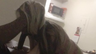 SEXY BÍLÁ MANŽELKA FOUKÁ JEJÍ 1. ČERNÝ PÉRO A DOSTANE OBROVSKÝ VÝSTŘIK NA ZADEK!