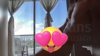 Heißer Kerl masturbiert und denkt an die Hotelrezeptionistin | @SaosMusica