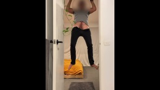 Rozpinam dżinsy, wypada mi kutas, podciągam się na drążku i mam COREGASM 💦