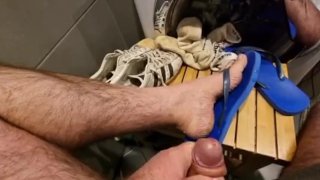 Abspritzen auf Flip-Flops, abgenutzten adidas-Turnschuhen, schmutzigen stinkenden Socken, Füßen und behaarten Beinen