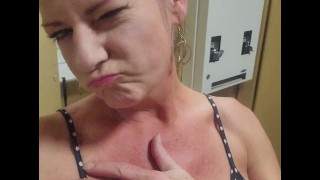 Milf show de tetas públicas