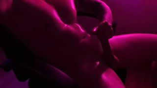 Pink e Blue Lights tesão quente oleada Guy masturbando seu pau duro e depois gozada para você