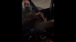 Cumming En El Coche: Papá se pone cachondo en un estacionamiento ocupado con Dirty Talk