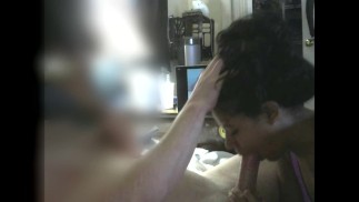 joven ébano chupa la polla de su hombre blanco [con subtítulos]