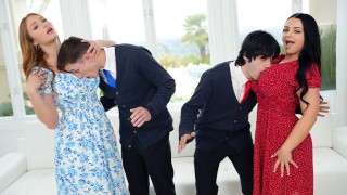 Verliezer stiefzoons kunnen niet met meisjes praten, dus hun grote borsten stiefmoeders leren hen hoe ze een echte dame moeten behandelen