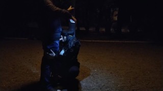 Milf-Hure gibt einen Blowjob an der Leine an einem öffentlichen Ort