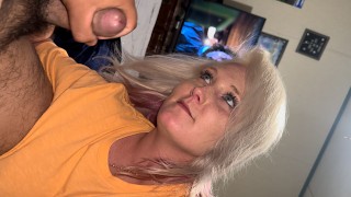 Ragazza con lentiggini fa pompini incredibili fino a sperma e ingoia