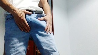 Je Me Masturbe Ma Grosse Bite Savoureuse et je Jouis Pendant que mon Beau-père Regarde la Télévision