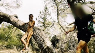 Me pillan follando con mi amigo en el bosque!
