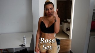 Bombshell blonde Latina Modell saugt Schwanz und wird hart gefickt
