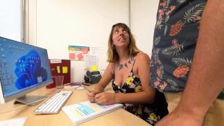 Je vous aurais augmenté quand même - Mon patron me baise sur le bureau pour une promotion