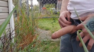 外で放尿する包茎チンポ