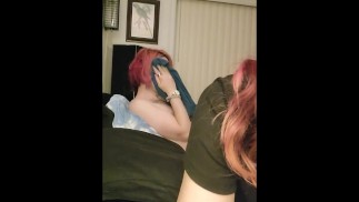 Teenager spritzt schnell in den Arsch der Milf. Zu geil, um es zu halten!