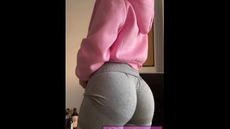mostrando mi trasero de burbuja en mis pantalones cortos de gimnasio apretados con un striptease